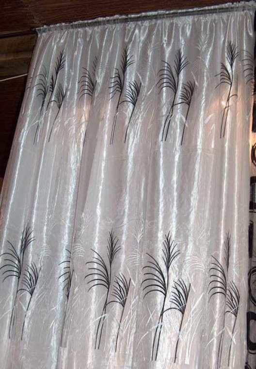Elegant dubbellagersgardin med broderier och pärlor i vitt