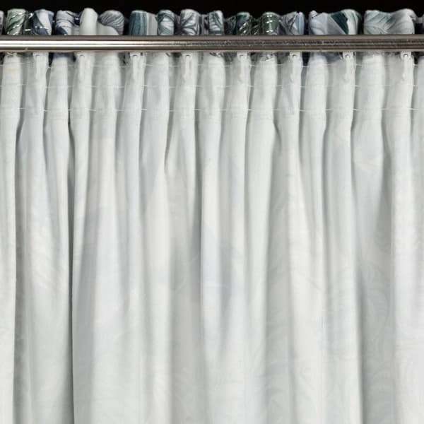 DAVOS 2 KLARGAVET GARDIN PÅ TAPE 140 X 270 CM HVID