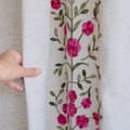 Miniatyrbild 7 av 7: Gardin | DARLA | med broderade blommor | 140x250cm | 884196