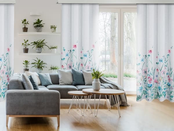 Färdiggjord gardin med öljetter LILIAN 140x250 Eurofirany vit med vilda blommor