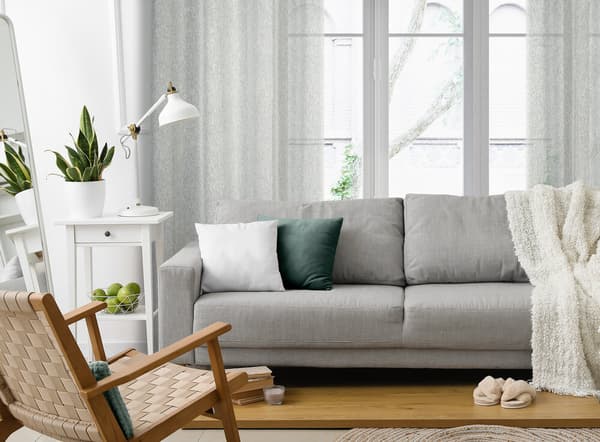 Færdiglavet gardin med øjer KENDAL 140x250 Eurofirany sølv med netstruktur og skinnende tråd
