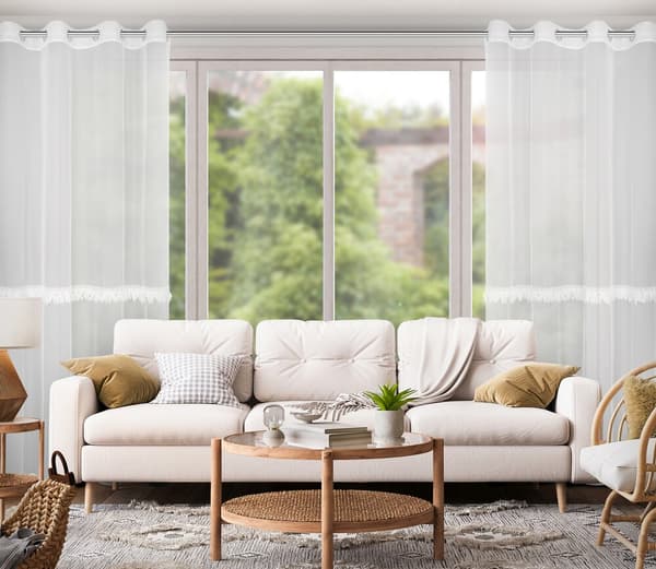 Færdiglavet gardin med øjer SYLVI 140x260 Eurofirany hvid med en fancy blomsterdekoration