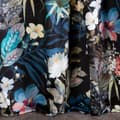 Miniatyrbillede 6 af 9: Færdiglavet gardin med øjer ALANI 140x270 Eurofirany sort blå botaniske motiv blomster