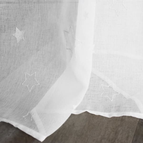 Færdiglavet gardin på tape GALAXY 140x270 hvid med stjerner, der lyser i mørket