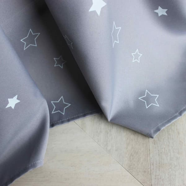 Färdig gardin med Galaxy 140x250 öljetter, glödande i mörkret