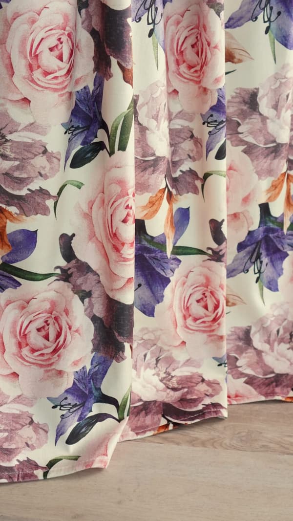 Färdig gardin på tejp Rose Light 140x270 sammetsgrädde rosor