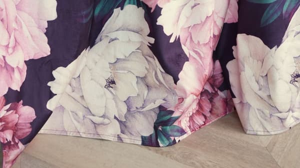 Færdiglavet gardin på tape Peony Dark 140x270 fløjlsblomster pæoner
