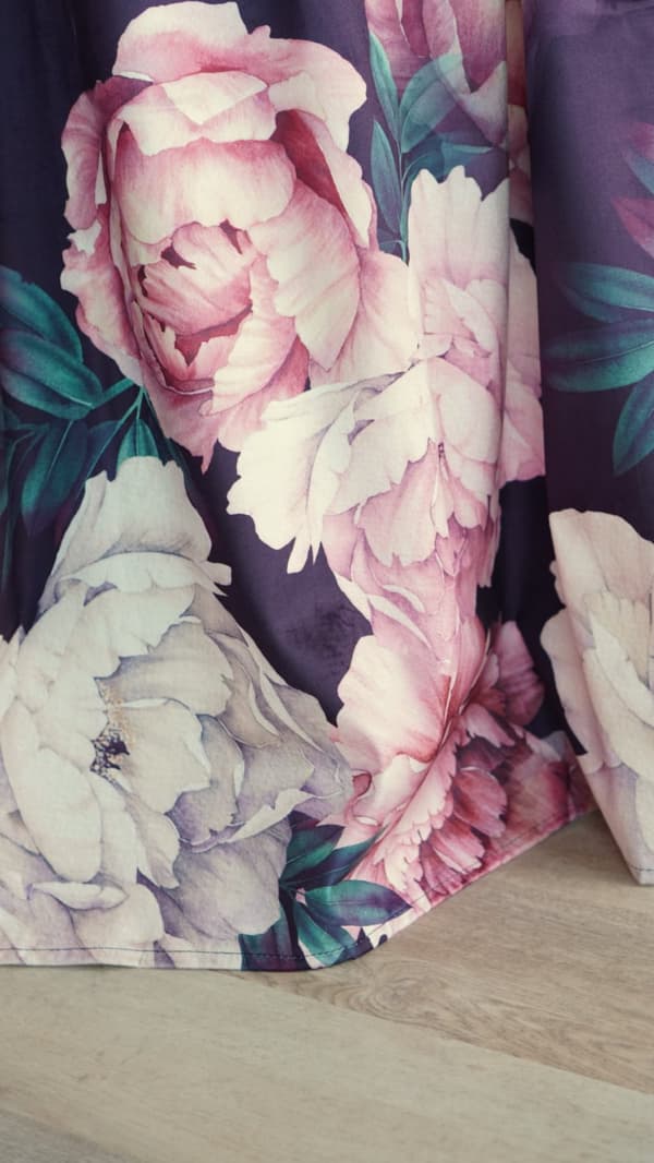 Færdiglavet gardin på tape Peony Dark 140x270 fløjlsblomster pæoner