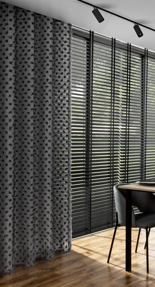 Færdiglavet gardin med øjer AURELIA 135x250 Eva Minge Eurofirany sorte chiffon pomponer