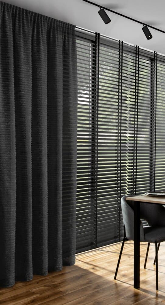 Færdiglavet gardin på tape REINA 135x270 Eva Minge Eurofirany sort chiffon mohair stribet applikation