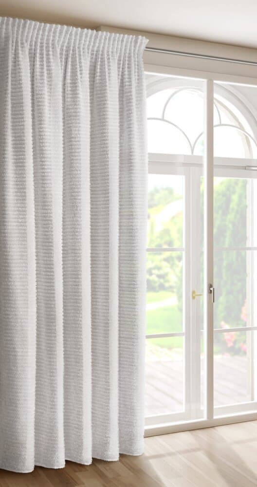 Färdig gardin på tejp REINA 135x270 Eva Minge Eurofirany vit chiffong mohair randig applicering