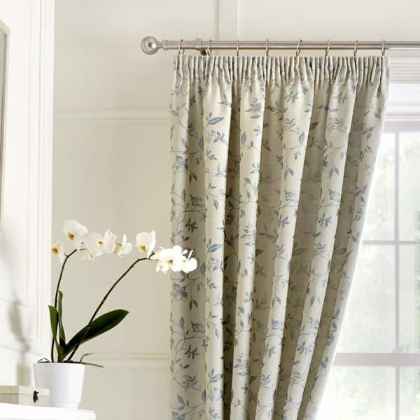 Gardin - dubbla gardiner Curtina - BDTDE66900LK1 - Bird Trail Dubbla plisségardiner i Duck Blue Jacquard 168 x 228 cm