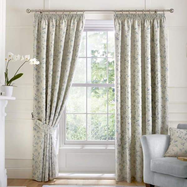 Gardin - dubbla gardiner Curtina - BDTDE66900LK1 - Bird Trail Dubbla plisségardiner i Duck Blue Jacquard 168 x 228 cm