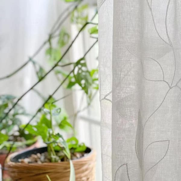 Bomclap Voile Verhopaneelit brodeeratuilla lehdillä – 2 kpl, 132x213/244cm, Valoa läpäisevät keinopellavaverhot makuuhuoneeseen ja olohuoneeseen