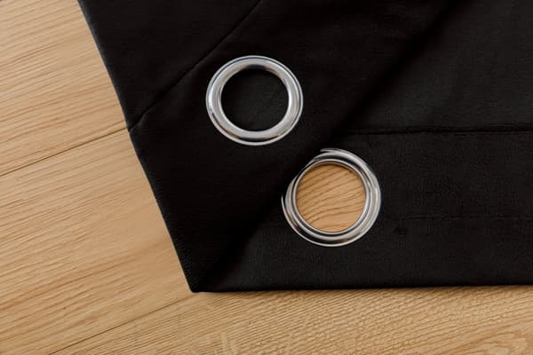 FLØJLSGARDIN MED ØJLEHJUL 140x270 SORT MØRKLINGSGARDIN
