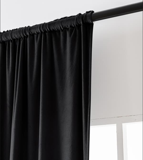 140x270 SVART MÖRKLINGSGARDIN I SAMMETS MED TEJP