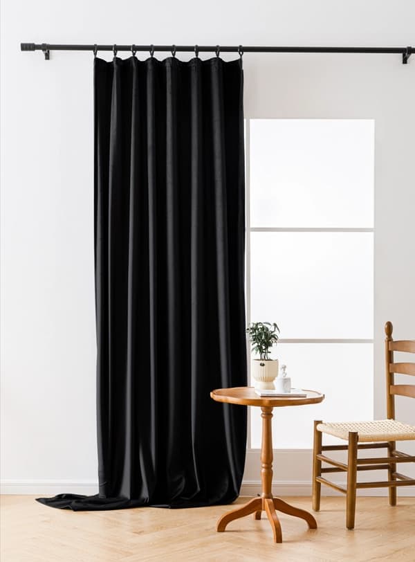 140x270 SVART MÖRKLINGSGARDIN I SAMMETS MED TEJP