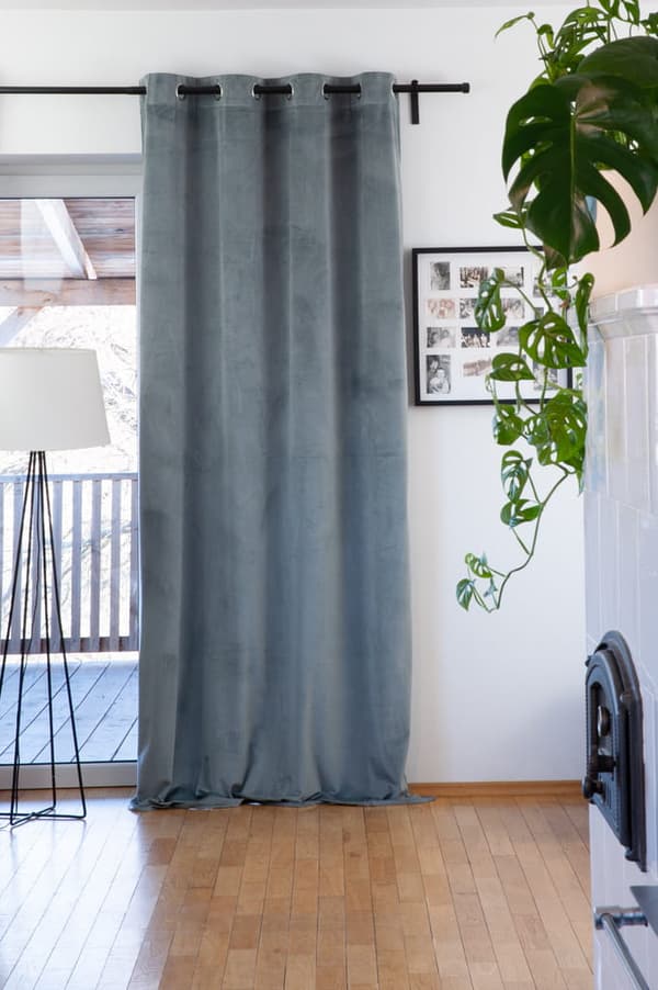 SAMMETSGARDIN MED ÖPPNINGAR 140x270 LJUSGRÅ MÖRKLING