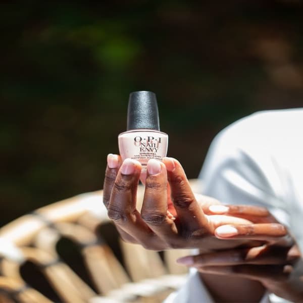 Nail Envy Bubble Bath Nagellack - OPI - Färgglad stärkare för ömtåliga och skadade naglar - Rosa - 15ml