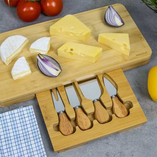 OSTSKÄR- OCH SERVERINGSBRÄDA MED KINGHOFF-redskap KH-1567