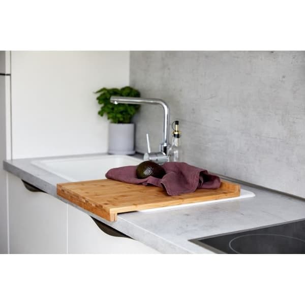 WENKO Träskärbräda, stor skärbräda med styrkant, bambu, 45x35cm, brun