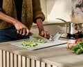 Miniatyrbild 3 av 4: Joseph joseph skärbräda - 60203 - Chop2Pot Plus Vikbar skärbräda med greppvänligt handtag, Large, Black