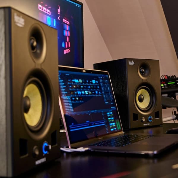 Hercules Monitor 5: sæt aktive monitorhøjttalere med en dobbelt forstærker (2 x 80 watt), hver med en 5 tommer bashøjttaler.