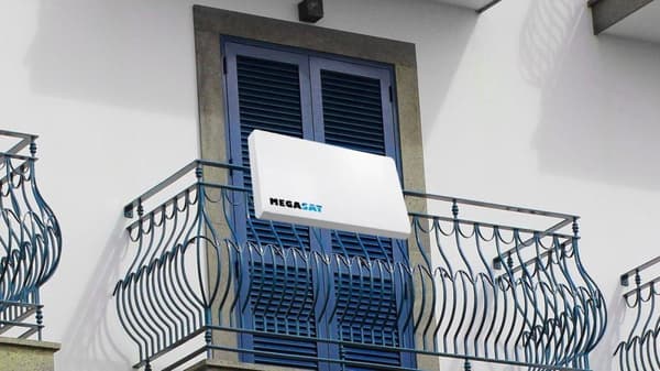 Megasat Profi-Line D4 - antenni - litteä, parabolinen antenni - televisio - 33 dBi (12,75 GHz) - quad LNB - seinäasennus mahdollista, masto, ikkuna