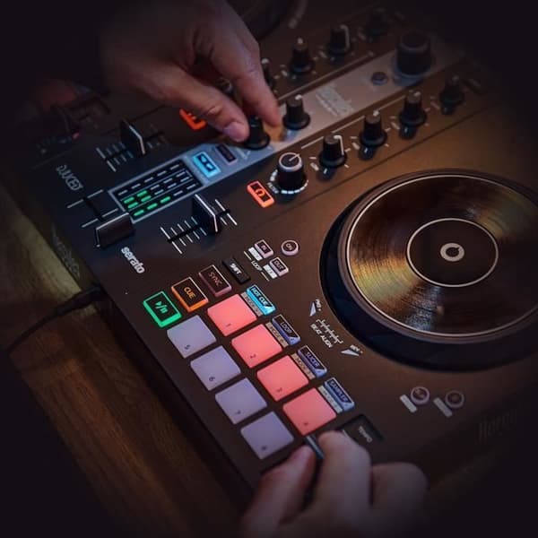 HERCULES DJ CONTROL INPULSE 300 MK2 - USB DJ-kontroller - 2 kanaler - 16 pads - Programvara och handledningar - Inbyggt ljudkort