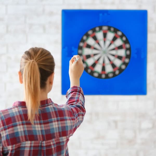 Relaxdays Skyddsramp kvadratisk "R6" målspel dartboard 4 delar EVA HxlxP: 71 x 71 x 3 cm, vinröd