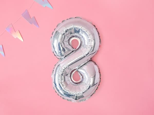 Folieballon "8" sølv med glitter (35 cm)