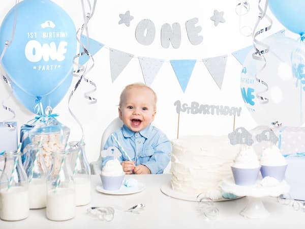 Banderoll med blå prickar i papper - Blue 1st Birthday