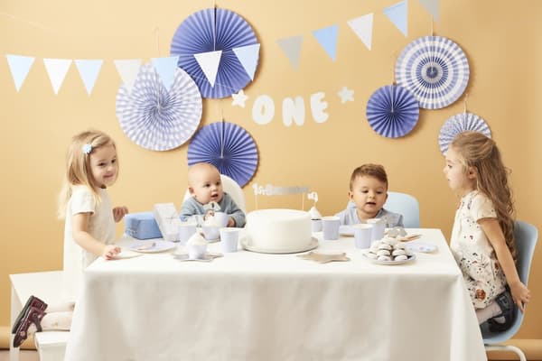 Banderoll med blå prickar i papper - Blue 1st Birthday