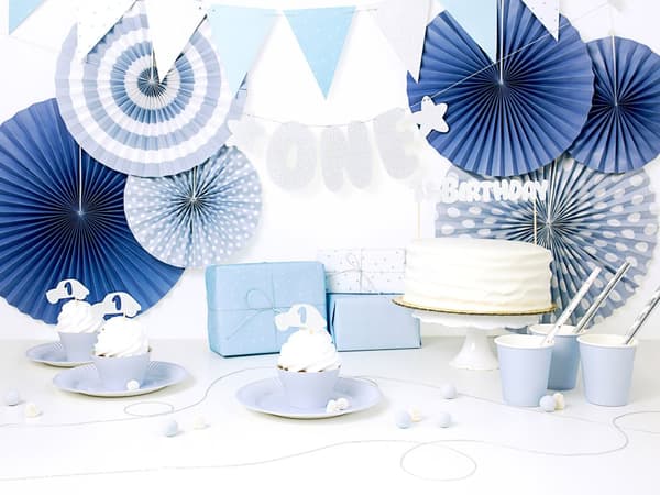 Banderoll med blå prickar i papper - Blue 1st Birthday