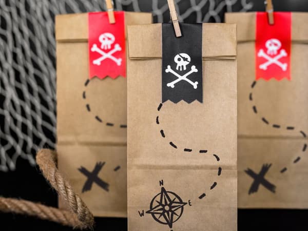 Sett med 6 Kraft Papir Godteposer med Pirat Klistremerker - Pirats Party