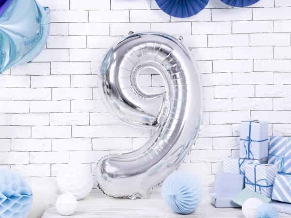 Nummer "9" folieballon i sølv, 86 cm