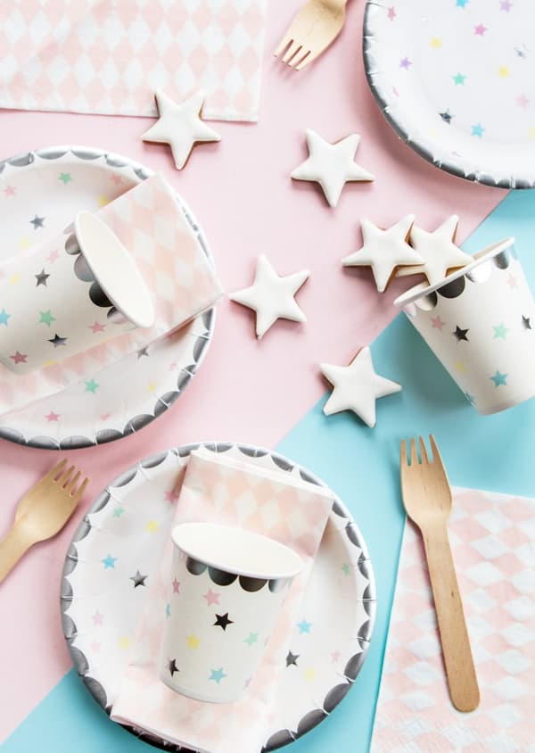 6 papperstallrikar vita med flerfärgade stjärnor (18 cm) - Unicorn