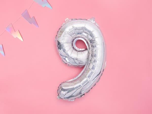 Folieballong "9" silverfärgade med purpurin (35 cm)
