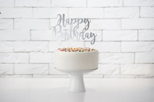 "Happy Birthday" kakkukoriste hopeisena - Black & White