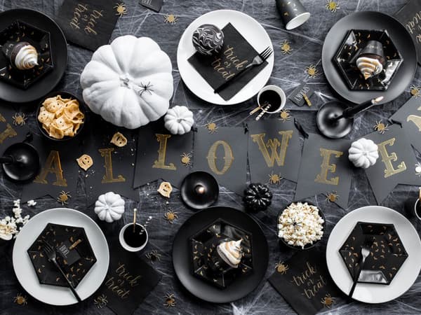 6 Sorte Papirtallerkner med Guld Flagermu (20 cm) - Trick or Treat Collection