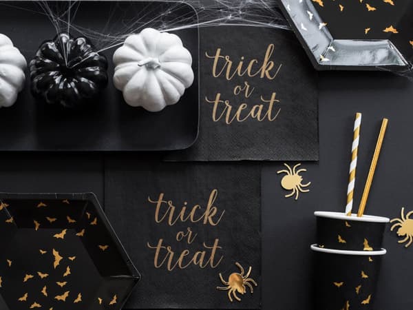 6 Sorte Papirtallerkner med Guld Flagermu (20 cm) - Trick or Treat Collection