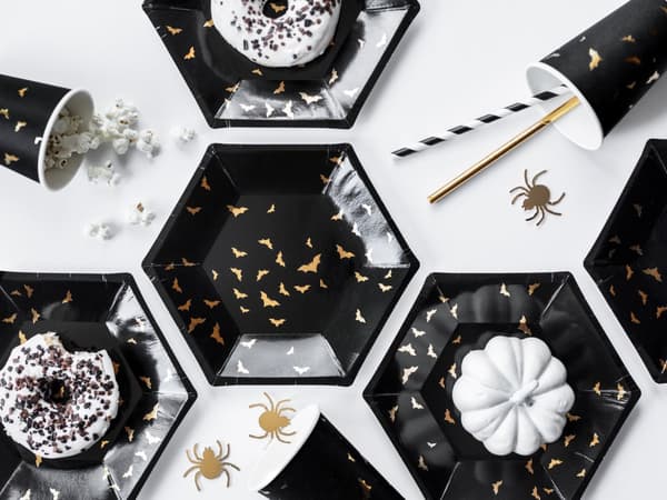 6 Sorte Papirtallerkner med Guld Flagermu (20 cm) - Trick or Treat Collection