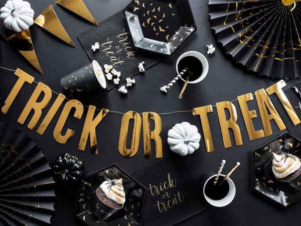 6 Sorte Papirtallerkner med Guld Flagermu (20 cm) - Trick or Treat Collection