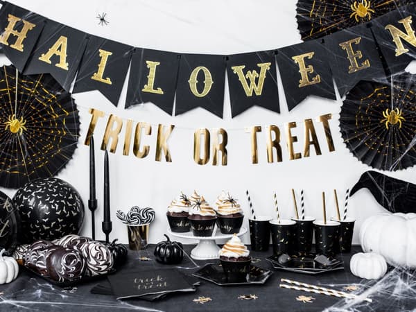 6 Sorte Papirtallerkner med Guld Flagermu (20 cm) - Trick or Treat Collection