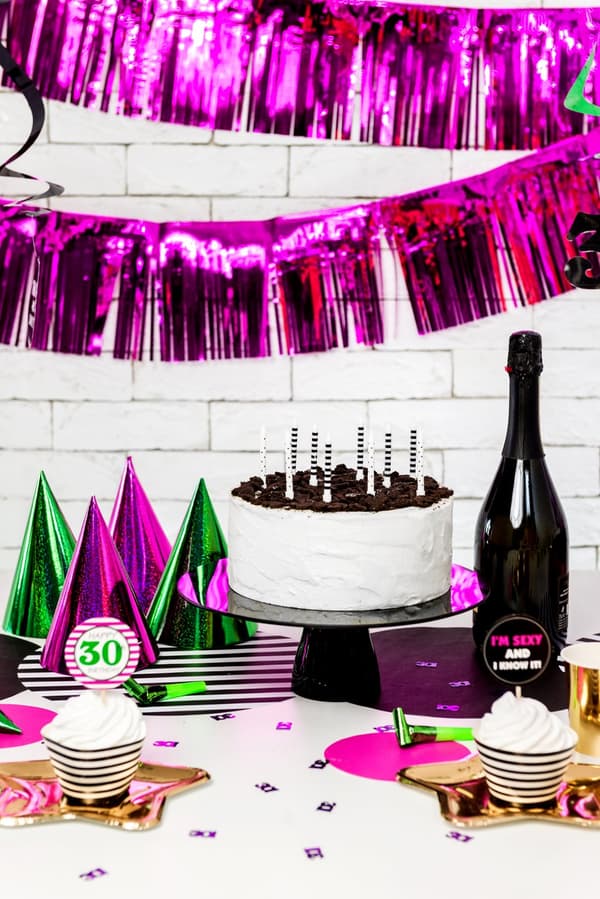 6 holografista juhlapilliä, sekalaiset värit - Colorful & Holographic Birthday