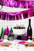 Pikkukuva 5 / 7: 6 holografista juhlapilliä, sekalaiset värit - Colorful & Holographic Birthday