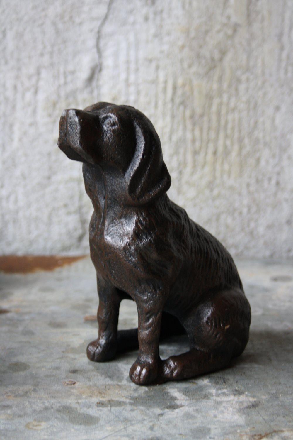 Sittandes hund i järn