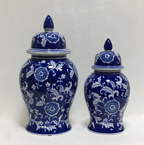Very handsome hand decorated Chinese porcelain urn