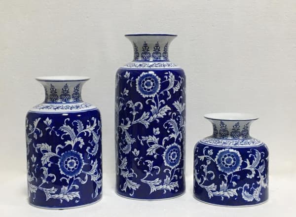 Fantastic fine medium size Chinese hand decorated porcelain vase