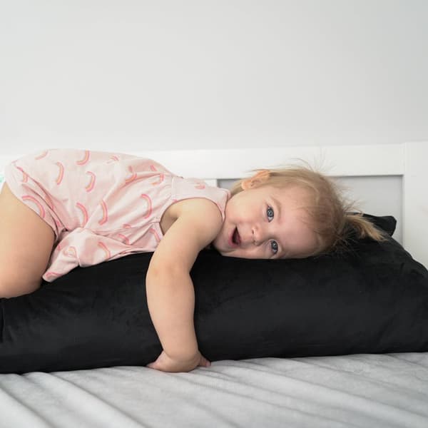 Sivuvuode tyynynpäällinen Velvet 40 x 145 cm - Tyynynpäällinen pitkänomaiseen tyynyyn Musta